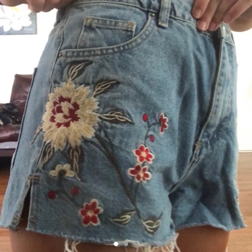 Embroidered floral top shop moto “mom” shorts